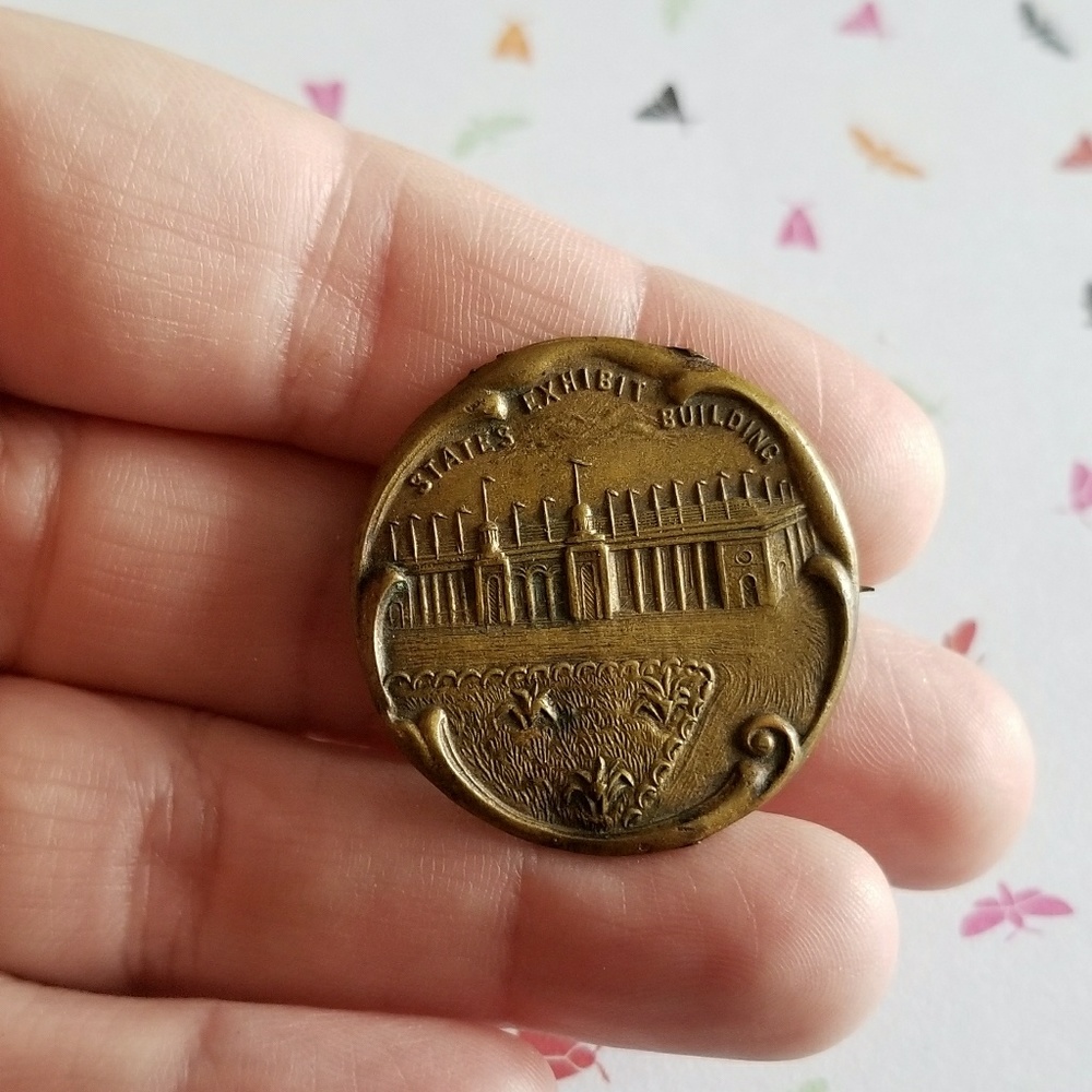 Relisted- Vintage World Fair States Exhibit brooch old gold - Picture 5 of 7